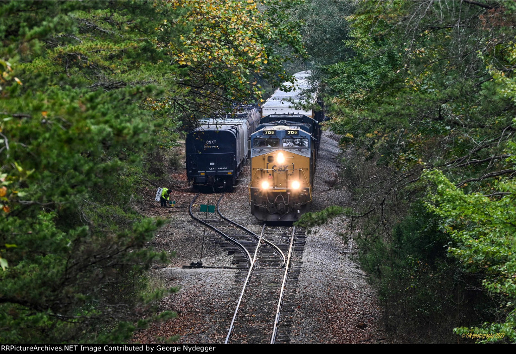 CSX 3126 switching cars in a wooded area